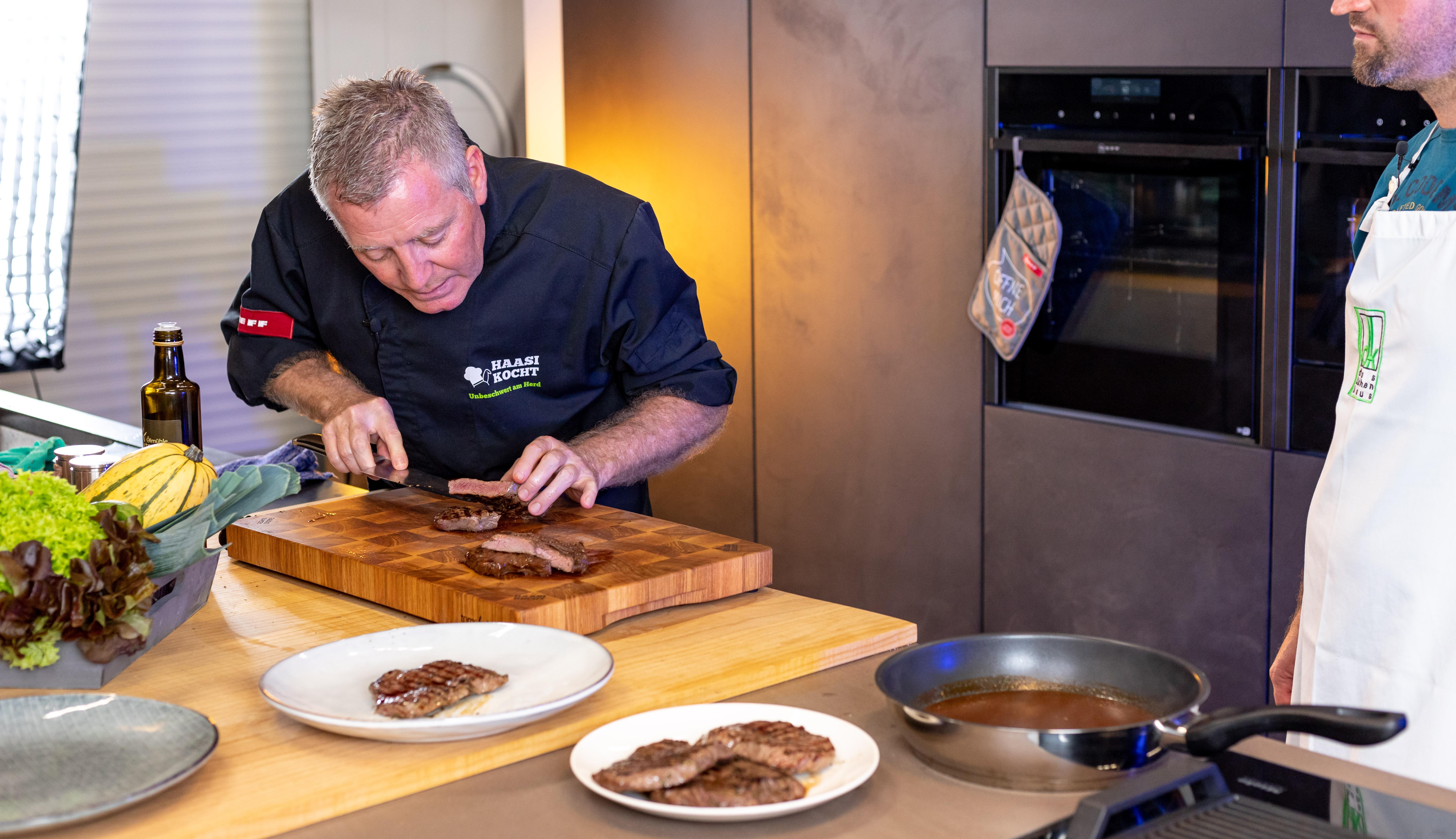 Koch bereitet Essen während des Kochkurses vor.