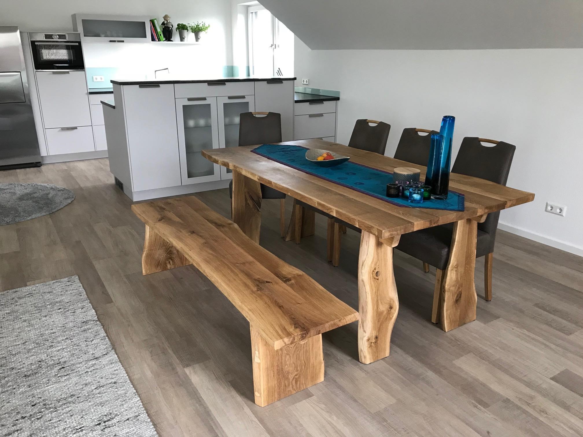 Holztisch mit Stühlen