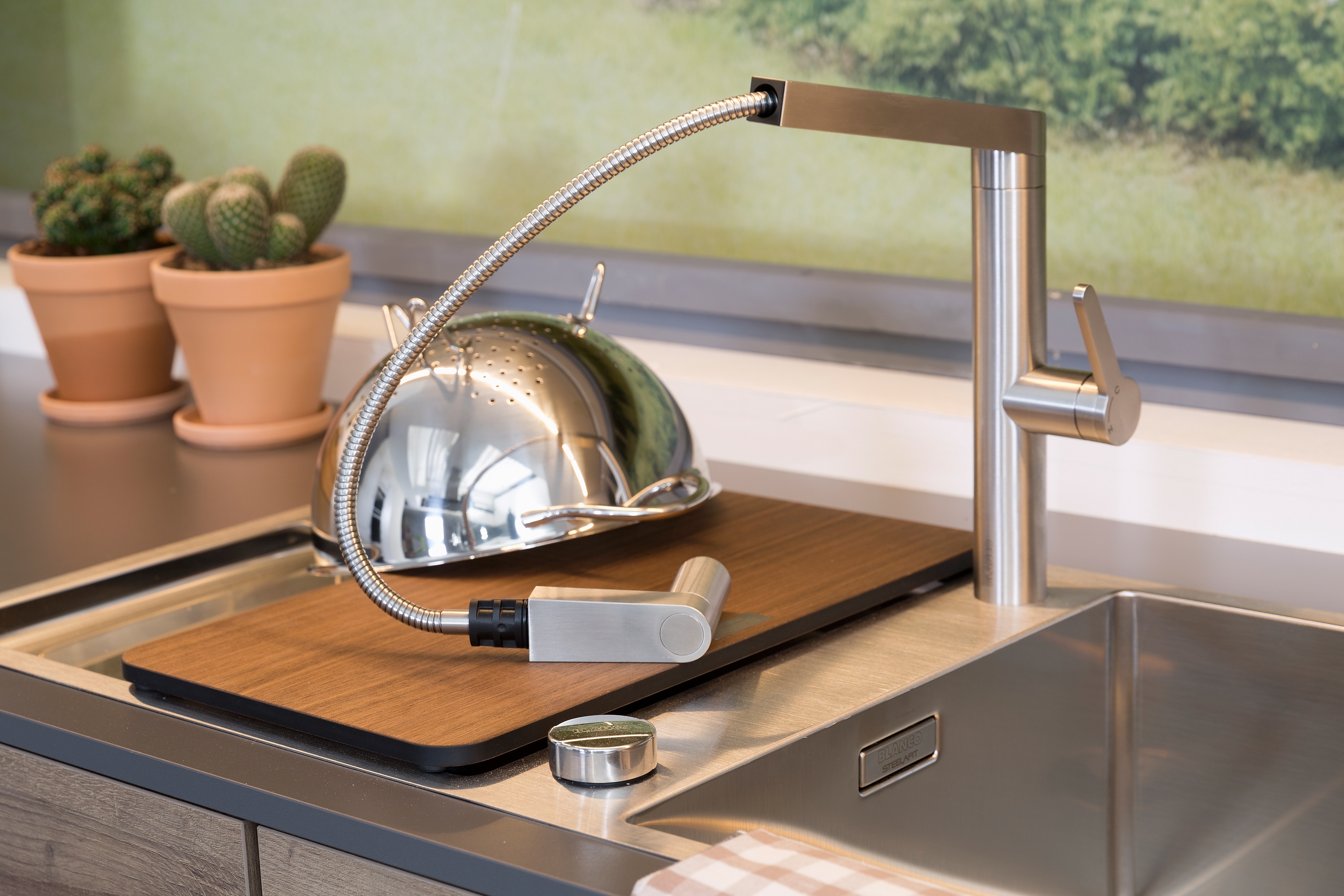 Edelstahlspuele_Armatur_mit_Schlauchbrause