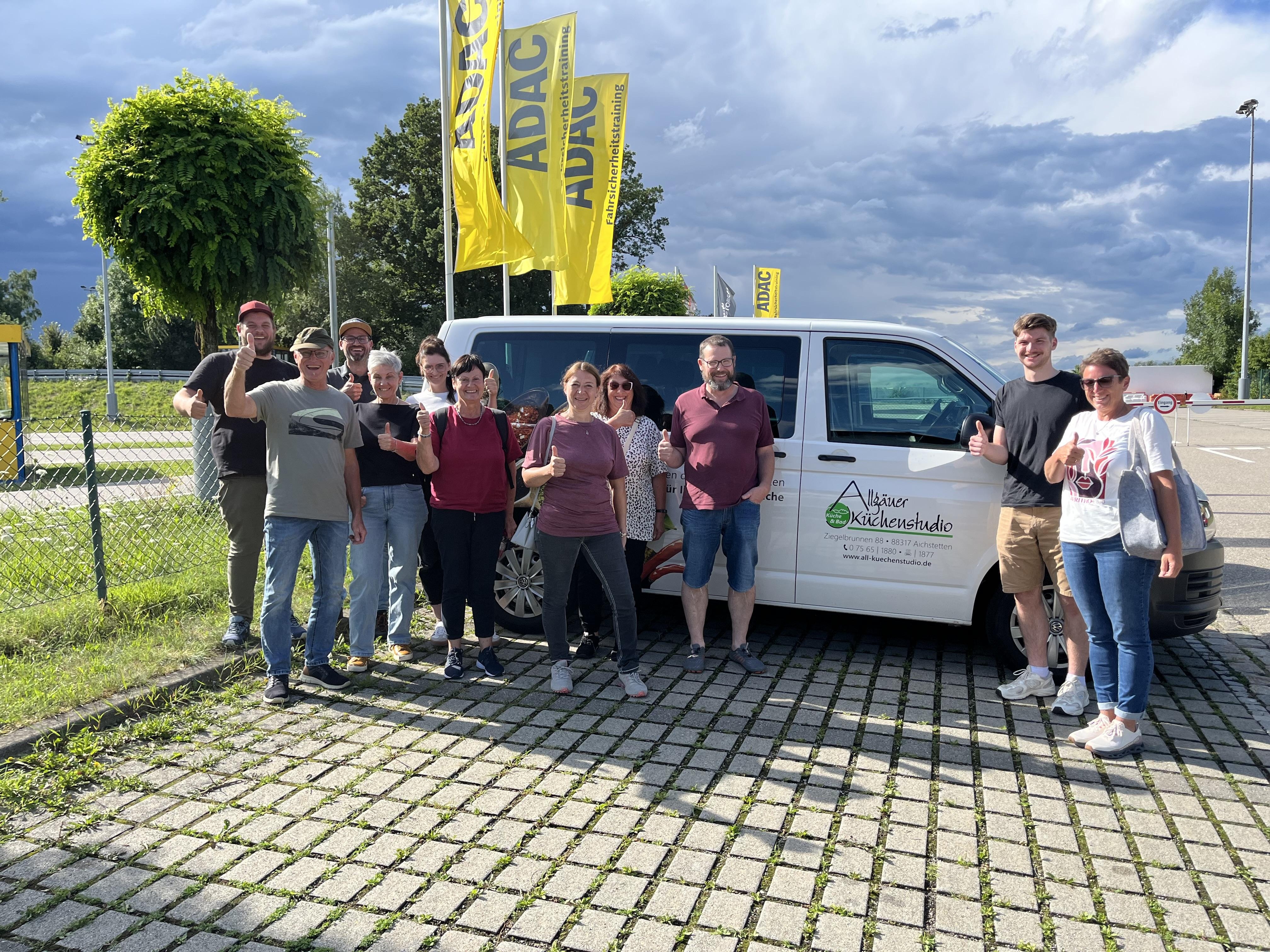 Menschen vor dem Auto