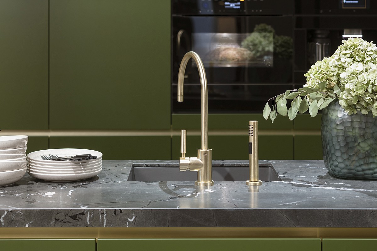 Häcker Arbeitsplatte Granit satiniert Armatur messingfarben