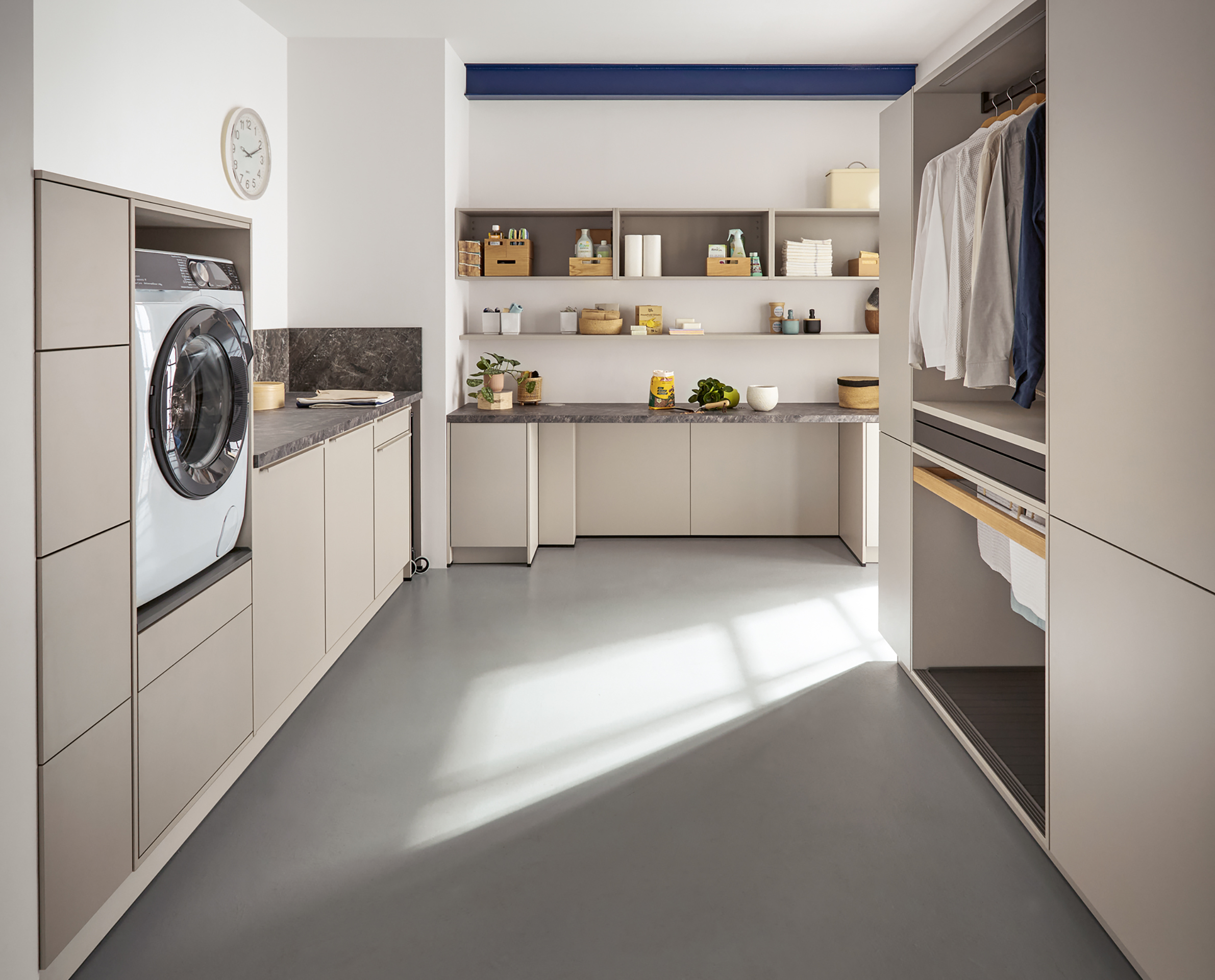 Schüller Hauswirtschaftsraum mit Waschmaschine Wäscheständer und vielen Schränken