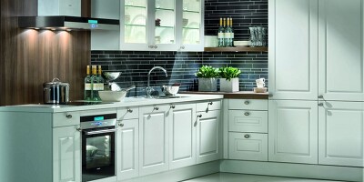 Weiße Landhausküche in L-Form vergrößert bei Klick! (Bildquelle: Pronorm)