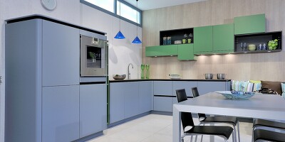 Grifflose Design-Wohnküche mit Esstisch und Sitzbank auf 15 qm.