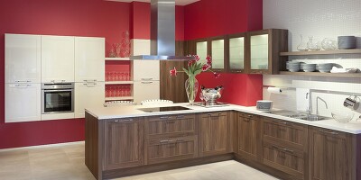 Rot und Weiß verhelfen diesem Küchendesign zu einer schönen Raumgestaltung.