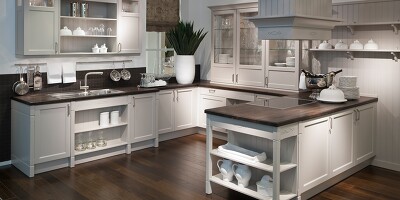 Weiße Wandpaneelen sind charakteristisch für den amerikanischen Country oder Beachhouse Style.