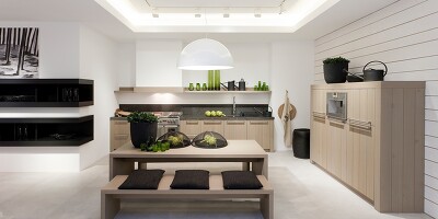 Puristische Wohnküche mit sägerauer Eichenfront