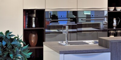 Ergonomisch eingebaute Geräte mit Spiegelglasfronten