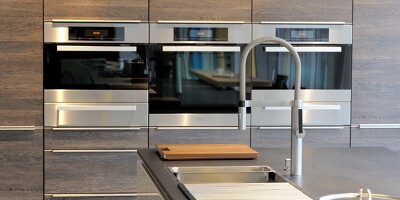 Für glänzende Akzente in der Holzfront sorgt dieses Einbaugeräte-Trio.