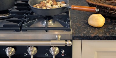 Moderne Herde besitzen eine Inbetriebnahmesperre. So schützen Sie Kinder davor, sich unbeabsichtigt weh zu tun.