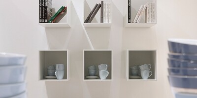 Das Würfelregal passt auch in die Küche  – oben geschlossen, wenn nichts verstauben soll, oder offen für besonders große Kochbücher.