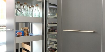 Praktisch und überraschend voluminös: Der Apothekerschrank entpuppt sich auch in Küchen als wahres Raumwunder.