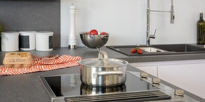 Dunstabzug direkt neben dem Kochfeld: immer beliebter bei neuen Küchen