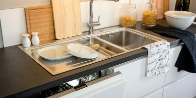 Vollintegrierter Geschirrspüler in der grifflosen Küche: Eine nach hinten abgeschrägte Frontkante sorgt für guten Griff und nicht sichtbare Fingerabdrücke.