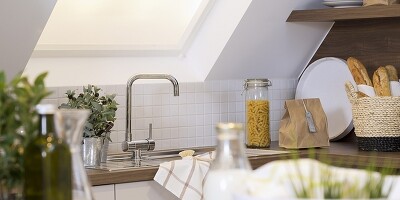 Normalerweise heißt es bei der Küchenplanung: Spüle nicht am Fenster. In diesem Beispiel passt sie jedoch perfekt.