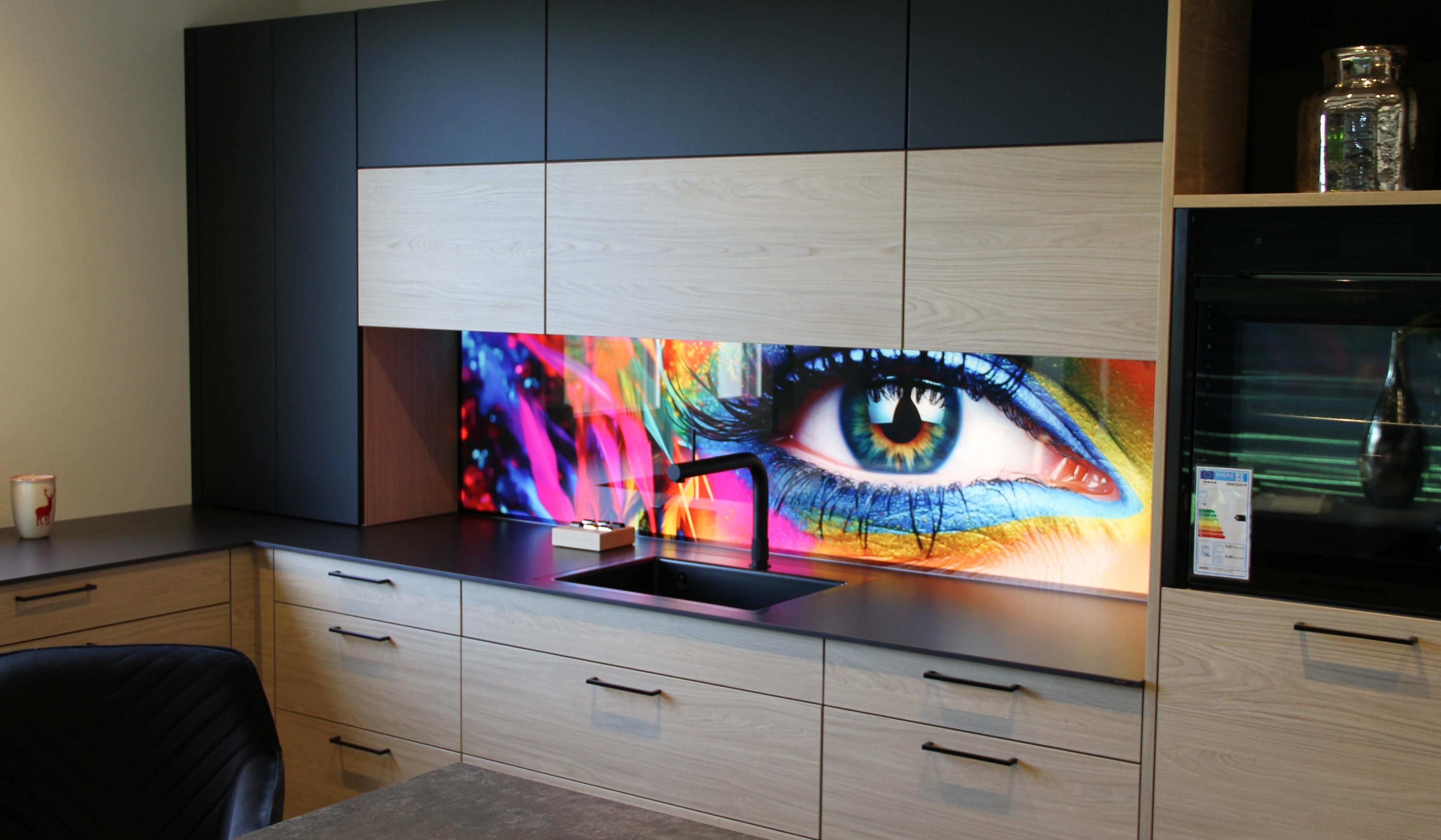 Weißeküche mit Rückwandbild