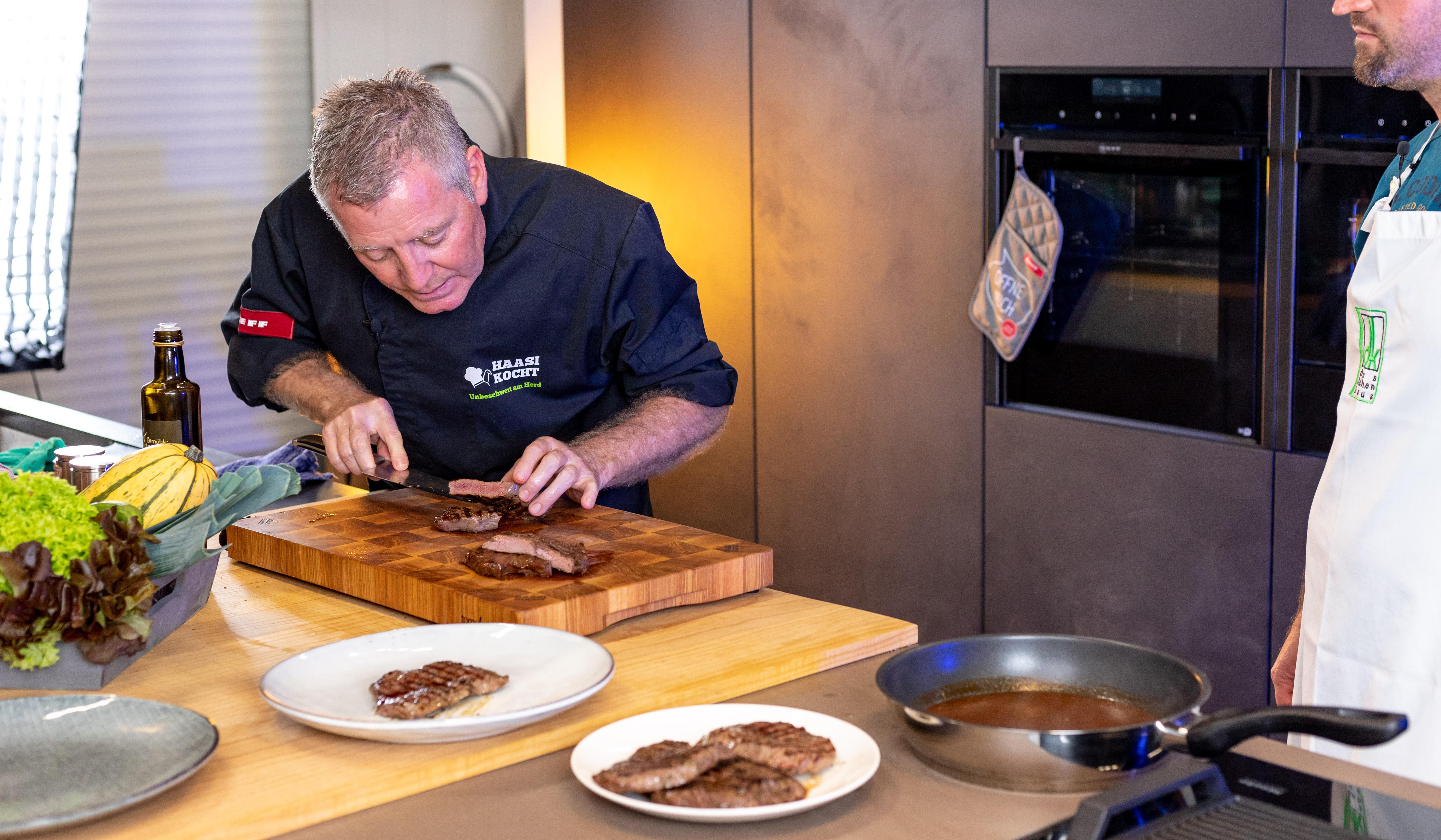 Koch bereitet Essen während des Kochkurses vor.
