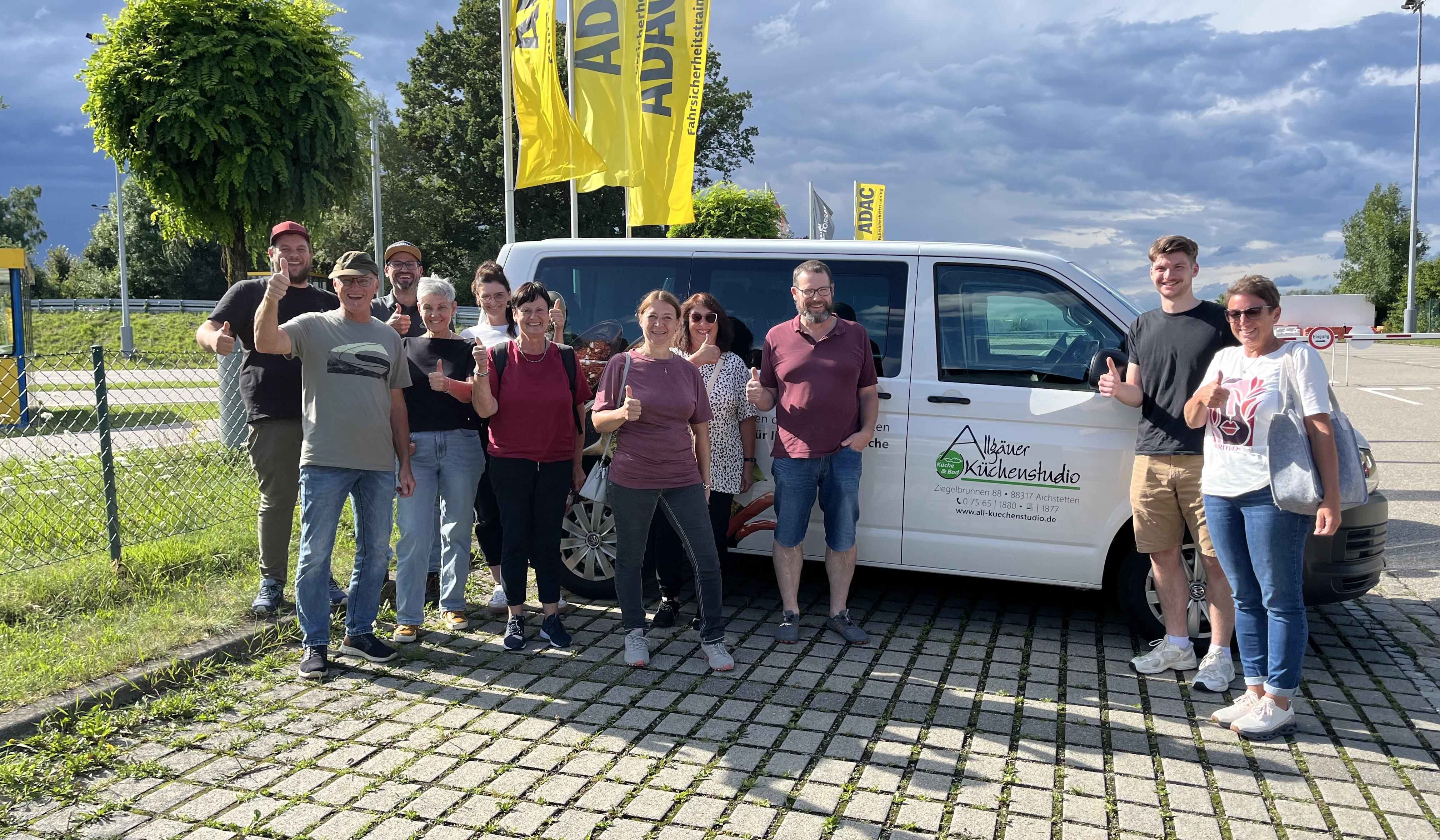 Menschen vor dem Auto