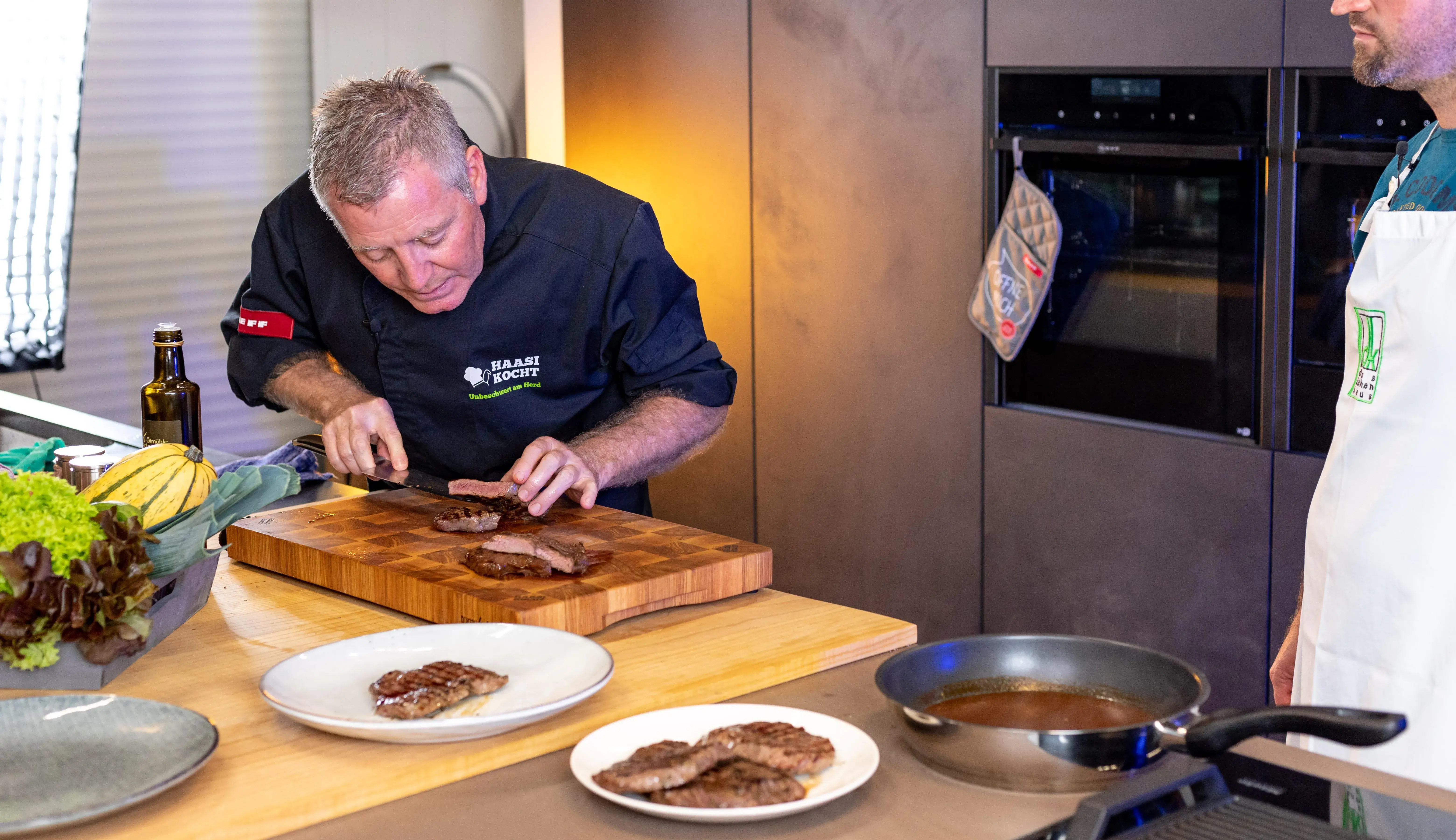 Koch bereitet Essen während des Kochkurses vor.