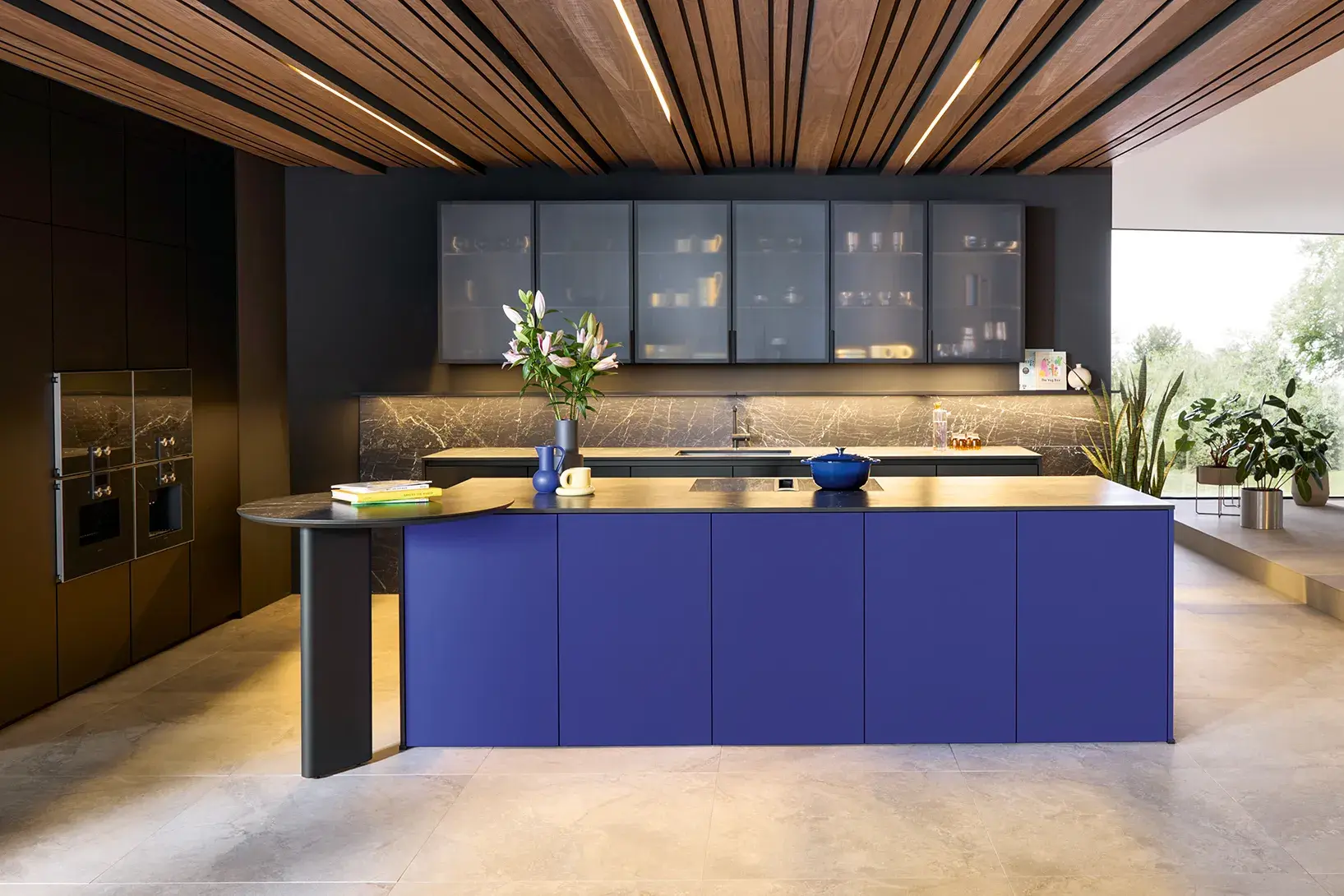 next125 Kücheninsel mit onyxschwarzen SensiQ-Feinmattfronten in ultramarin 
