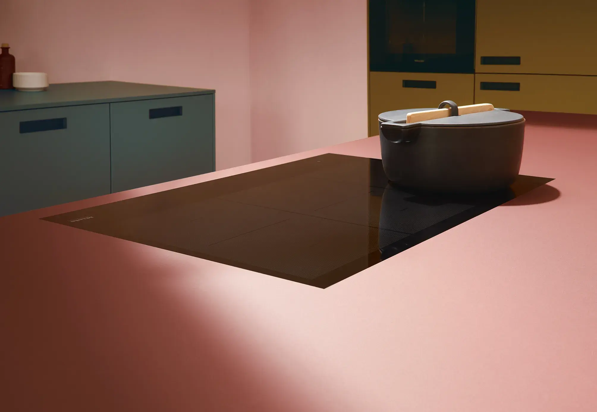 systemo SensiQ dunkel Rosé mit flächenbündigem Kochfeld