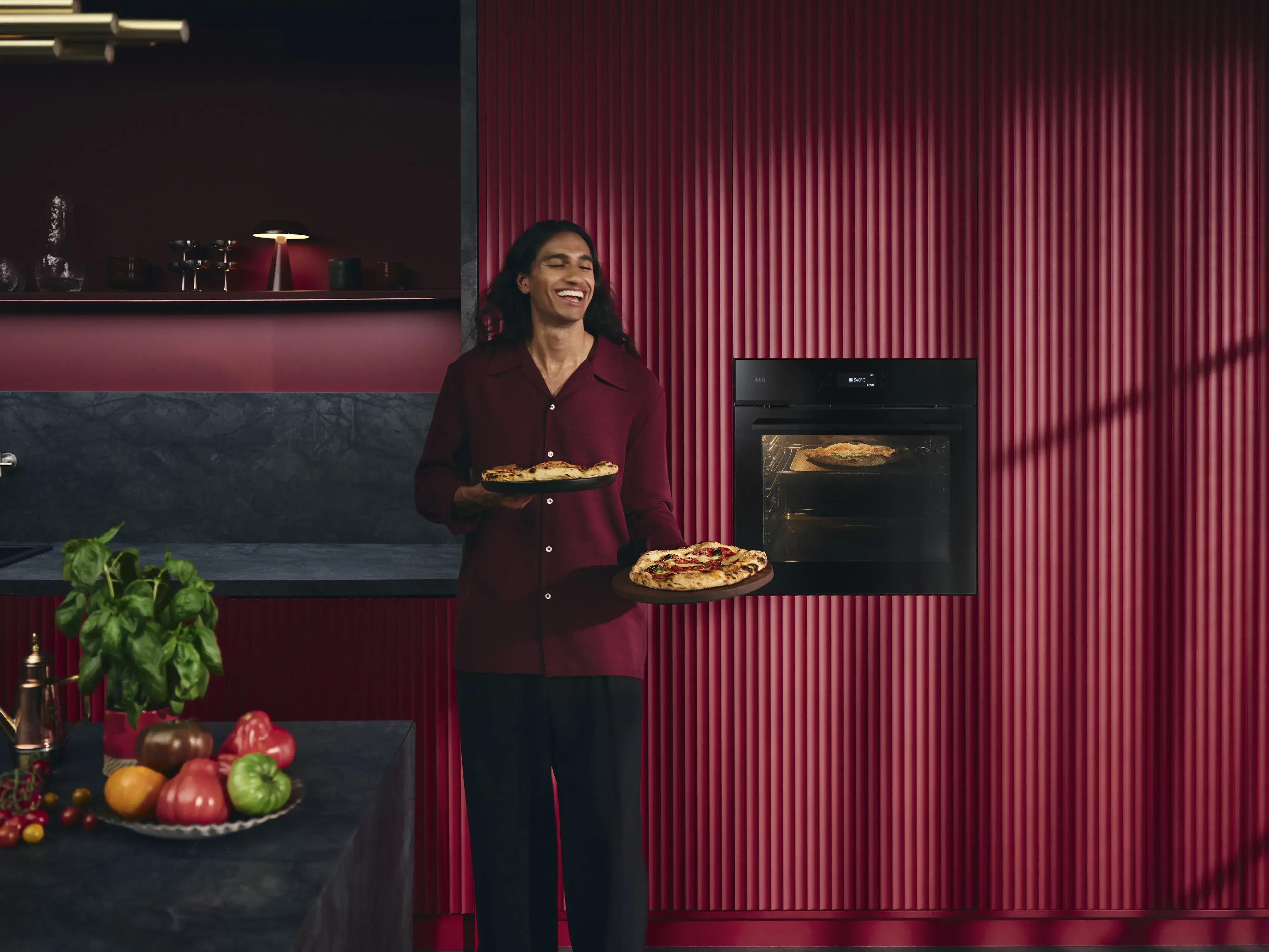 AEG PizzaExpert Backöfen_Mann freut sich vor Einbauofen